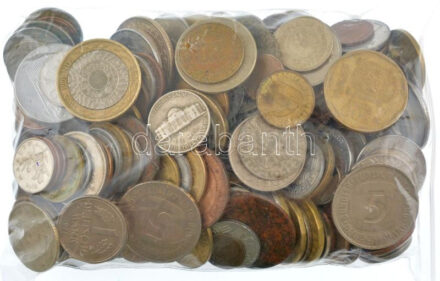 Vegyes, főleg külföldi érmetétel ~1kg súlyban, közte Nagy-Britannia 2003. 2P bimetál 'II. Erzsébet', illetve svájci Frank, német Márka, cseh Korona, horvát Kuna T:vegyes Mixed, mostly foreign coin lot (~1kg), within United Kingdom