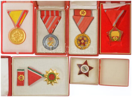 6xklf kitüntetésből és kitüntető jelvényből álló tétel, közte 1954. 'Munka Érdemérem' zománcozott bronz kitüntetés mellszalagon, szalagsávval + 1970. 'Felszabadulási Jubileumi Emlékérem' aranyozott, zománcozott bronz