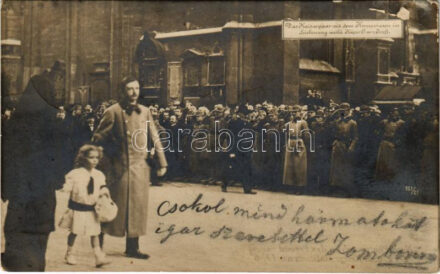 Das Kaiserpaar mit dem Kronprinzen im Leichenzug weild Kaiser Franz Josef I. / IV. Károly, Zita és Ottó Ferenc József temetésén / Funeral of Franz Joseph I of Austria. The imperial couple with the crown prince at the funeral procession (EK)