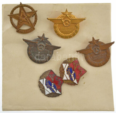 ~1960. 'Balesetmentes közlekedésért' arany, ezüst és bronzfokozatú jelvény (3xklf) + 'Kiváló újító' bronz jelvény + 'KMV' zománcozott bronz jelvény (2db) T:1-2