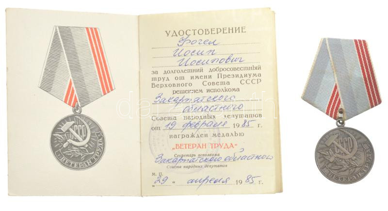 Szovjetunió 1985. 'A munka veteránja' ezüstözött tombak kitüntetés mellszalaggal, adományozói okirattal T:2 Soviet Union 1985. 'Veteran of Labor' silver plated tombac decoration on ribbon with award document C:XF