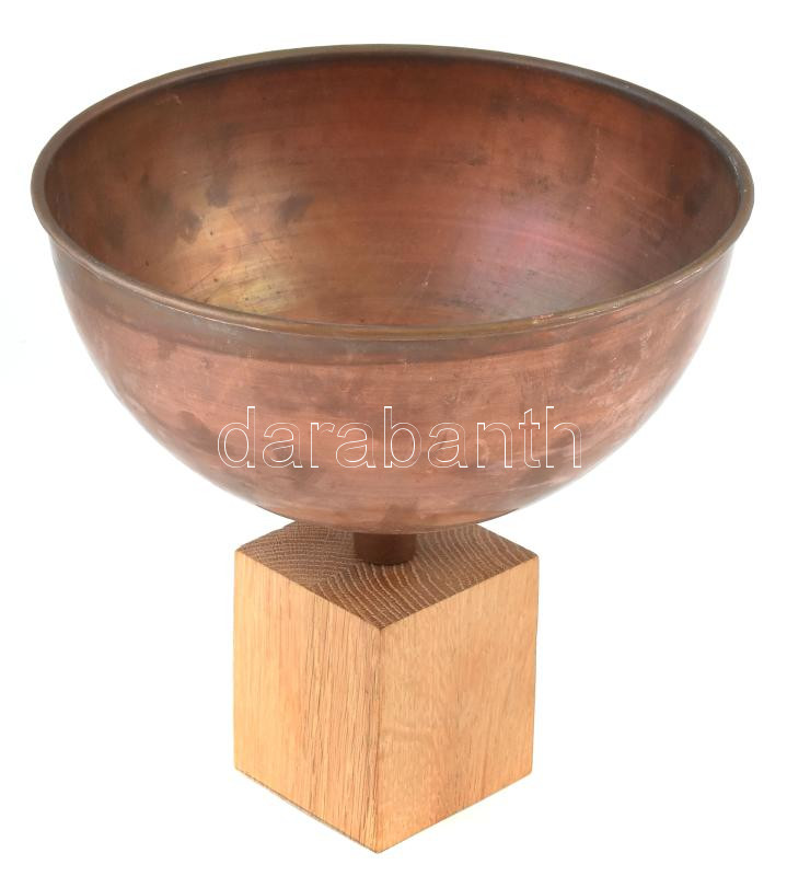 Réz kínáló tál fa alapon. d: 21 cm, m: 21 cm