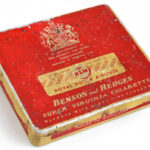 Benson and Hedges KLM fém cigarettadoboz, kopásnyomokkal, horpadásokkal, 7,5×8,5×1,5 cm