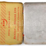 Benson and Hedges KLM fém cigarettadoboz, kopásnyomokkal, horpadásokkal, 7,5×8,5×1,5 cm - Image 2