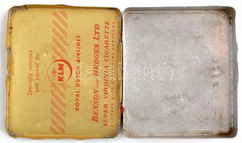 Benson and Hedges KLM fém cigarettadoboz, kopásnyomokkal, horpadásokkal, 7,5×8,5×1,5 cm - Image 2