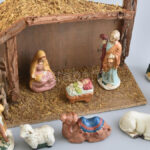 Nativity Set, fából készült Betlehem, kerámia figurákkal. Eredeti dobozában, egy darab ragasztott, 39x24x12 cm - Image 2