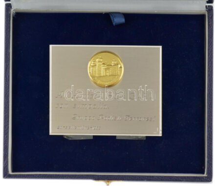 Olaszország 1988. 'All'Amico Tibor Garai con simpatia. Gruppo Podisti Ferraresi - 20 settembre 1988' fém plakett (96x77mm) dísztokba rögzítve, ráerősített aranyozott fém 'Ferrara' éremmel (31mm) T:1 Italy 1988. 'All'Amico Tibor Garai con