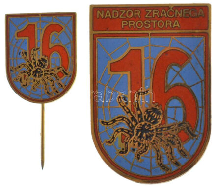 Szlovénia DN 'Nadzor zračnega prostora (16. légi irányító zászlóalj)' zománcozott fém jelvény (29x42mm) miniatűrrel, sérült dísztokban T:1- Slovenia ND 'Nadzor zračnega prostora (16th Air Control Battalion)' enamelled metal badge