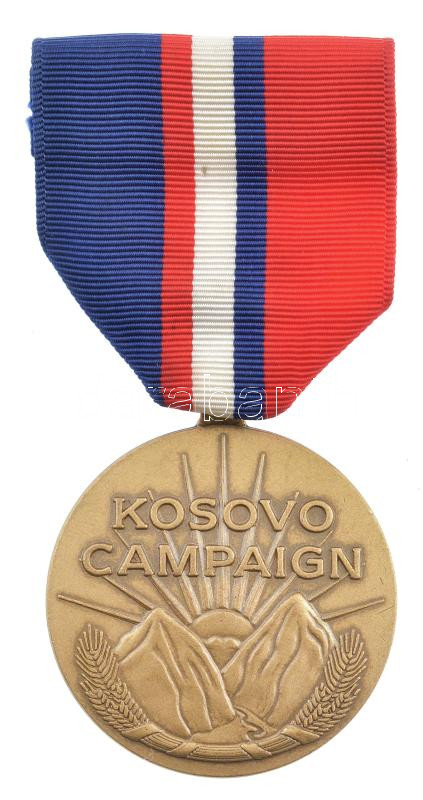 Amerikai Egyesült Államok DN 'Koszovói hadjárat' bronz kitüntetés mellszalagon T:1- USA ND 'Kosovo Campaign' bronze decoration with ribbon C:AU