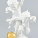 Német porcelán puttós figura. Fehér mázas, aranyozott, jelzett, hibátlan 18 cm