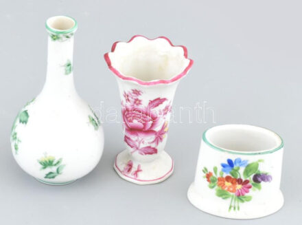 3 db kis méretű Herendi porcelán vázácska. Kézzel festett, jelzett, kisebb hibákkal. 4-8 cm