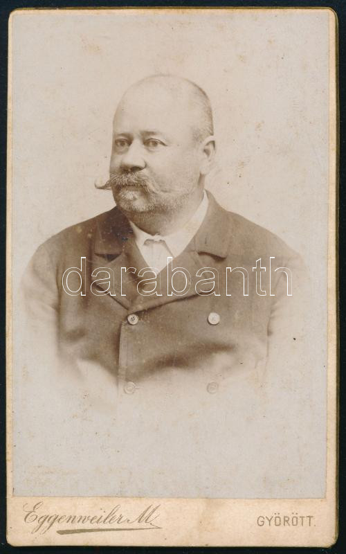 cca 1898 Birkmayer János győri kőfaragó mester, Honvéd ligeti Szabadság-szobor kőfaragójának üzlete az Erzsébet téren, keményhátú fotó Eggenweiler műterméből, hátoldalon nevével feliratozva, jó állapotban, 10,5×6,5 cm