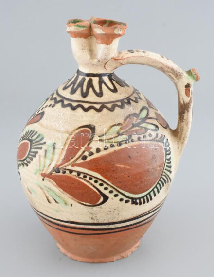 Vizes korsó. XIX. sz. mázas cserép, kézzel festett, jelzés nélkül, sérüléssel 25 cm