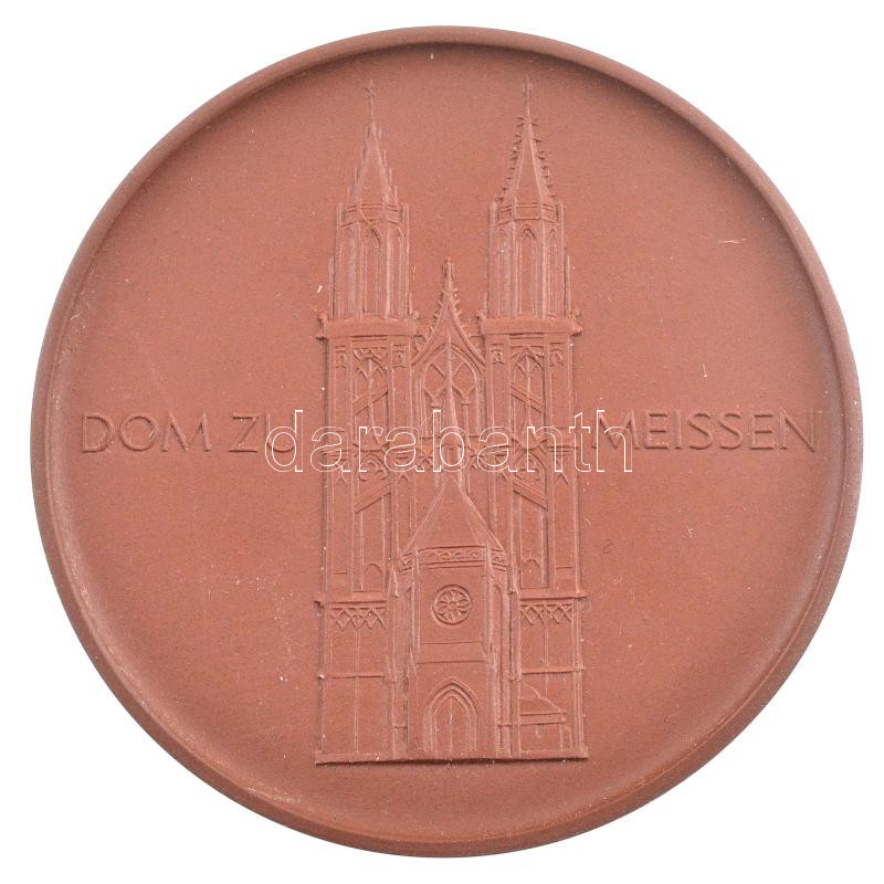 ~1980. 'Meisseni katedrális / VEB Állami Porcelánmanufaktúra' porcelán emlékérem tokjában (63mm) T:2 kopással ~1980. 'Meissen Cathedral / VEB State Porcelain Manufactory' porcelain commemorative medallion in case (63mm) C:XF small error
