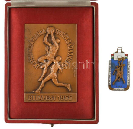 Vincze Dénes (1914-1972) 1955. 'IX. Férfi Kosárlabda Európa Bajnokság - Budapest 1955' bronz emlékplakett (83x58mm) + 'IX. Férfi Kosárlabda Európa Bajnokság, Budapest' zománcozott bronz jelvény tű nélkül (35x20mm) dísztokban T:2