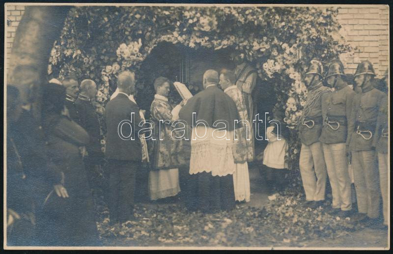 cca 1910 Tábori mise katonákkal és tűzoltókkal. Fotólap