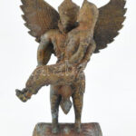 Garuda indiai madáristenség, öntött réz szobor, jelzés nélkül, kopott, m: 23 cm