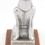 Mann Ferenc: Kleopátra. Fém szobor, fa talapzaton. Jelzett (Mann Ferenc, Budapest), m: 14 cm - Image 4