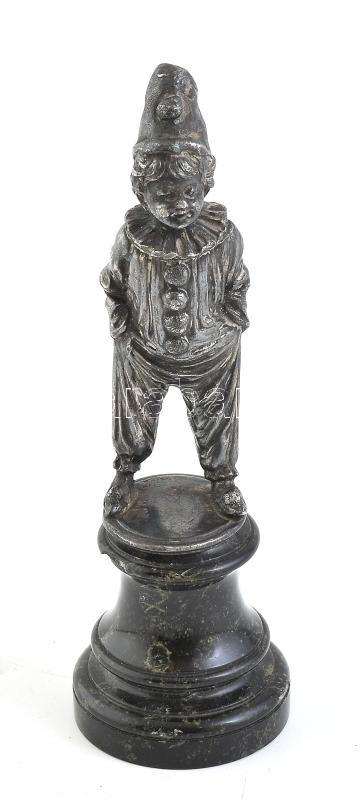Bohóc figura. Ón szobor, márvány talapzaton, XIX. sz. Jelzés nélkül, m: 14 cm