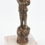 Jelzés nélkül: Pierrot, bronz figura mészkő talapzaton, m: 18 cm