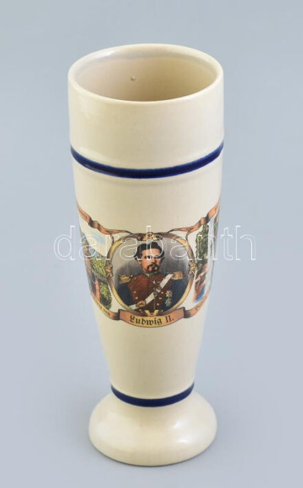 II. Lajos bajor király (Ludwig II von Bayern) portréjával díszített váza. Matricás, jelzés nélkül, hibátlan, m: 24 cm