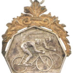 ~1920. kétoldalas, jelzetlen Ag kerékpáros díjérem 'HP' beütésekkel, bronz díszítménnyel, füllel (br.18,41g/39mm) T:2 patina