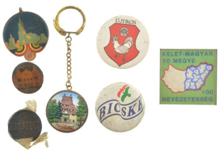 7(xklf) turiszikai témájú tétel, műanyag és műgyantás fém jelvények közte Újtikos, Mátraháza, 'Kelet-magyar 10 megye - 100 nevezetesség' T:2-3 közte sérült tű, hiányzó függesztés