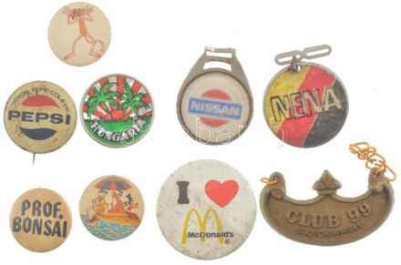 9(xklf) márka, rajongói tematikájú műanyag és fém jelvény közte McDonalds, Nena, Nissan T:2-3- közte sérült, hiányzó függesztés