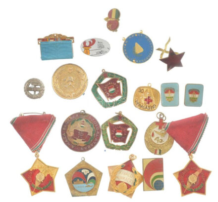 19 darabos (16xklf) vegyes magyar szocialista jelvény tétel, közte 'Szocialista Brigád', '30 éves véradásért', 'Szocialista Újságírásért' fém rátétes, zománcozott és műgyantás fém jelvények T:2-3 közte sérült, hiányzó