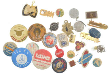 30db-os vegyes magyar és külföldi jelvény tétel, közte 'Richtofit / RichterGedeon' , 'Tallinn-1979-Riga' fém, műgyantás fém és műanyag jelvények T:2-3 közte sérült, hiányzó függesztés, anyaghiány