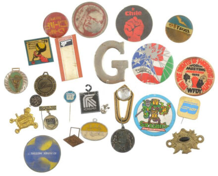 25db-os vegyes magyar és külföldi jelvény tétel, közte 'Schwinn-Csepel' , 'For the Rights of Working Youth-World Meeting Moscow 1972.' fém, műgyantás fém és műanyag jelvények T:2-3- közte sérült, hiányzó függesztés