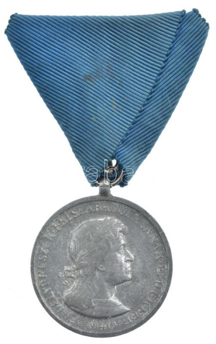 1940. 'Erdélyi részek felszabadulásának emlékére' Zn emlékérem mellszalaggal. Szign.: Berán T:1- Hungary 1940. 'Commemorative Medal for the Liberation of Transylvania' Zn medal with ribbon. Sign.: Berán C:AU NMK 428.
