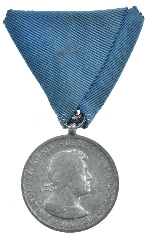 1940. 'Erdélyi részek felszabadulásának emlékére' Zn emlékérem mellszalaggal. Szign.: Berán T:1- Hungary 1940. 'Commemorative Medal for the Liberation of Transylvania' Zn medal with ribbon. Sign.: Berán C:AU NMK 428.