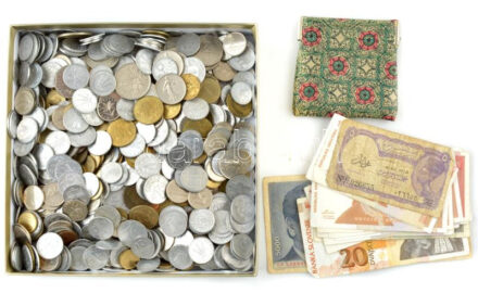 Vegyes, magyar és külföldi érmetétel mintegy ~1,6kg súlyban + 19db külföldi bankjegy III,III- tartásban T:vegyes Mixed, Hungarian and foreign coin lot (~1,6kg) + 19pcs foreign banknotes in F,VG condition C:mixed