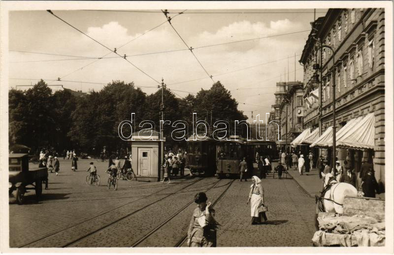 Helsinki, Helsingfors; Esplanadinkatu / Esplanadgatan / street view, tram