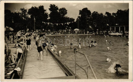 Budapest III. Békásmegyer, Pünkösdfürdő strand, fürdőzők. A medencét csak lábmosás után lehet megközelíteni (b)