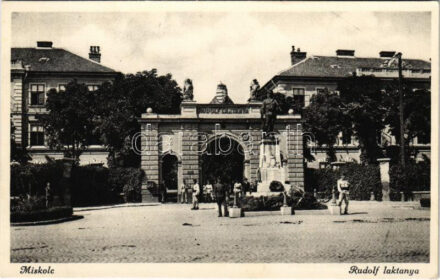 Miskolc, Rudolf laktanya, katonák, 10-es honvéd gyalogezred emlékszobra