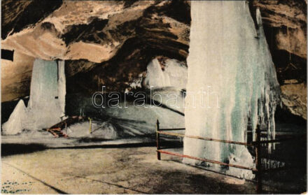 Dobsina, Dobschau; Dobsinai jégbarlang, Gótikus oltár és kút a nagyteremben. Fejér Endre nagyvendéglős kiadása / Eishöhle Dobsina / Dobsinská ladová jaskyna / ice cave, interior