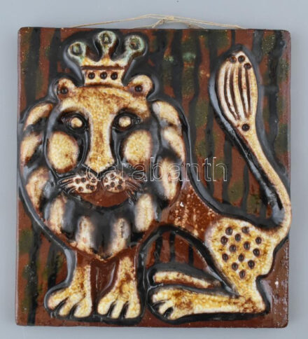 Oroszlános kerámia falikép, hátoldalán kis lepattanással, jelzés nélkül, 23,5x21,5 cm