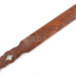 Kínai lapozó, gazdagon díszített mintával, faragott bambusz, kis sérüléssel, h: 43,5 cm