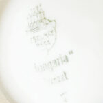 2 db asztali só- és borstartó: Zsolnay fehérmázas porcelán, jelzett, hajszálrepedéssel, h: 14 cm + üveg, elfordítható fedővel, h: 12,5 cm - Image 2