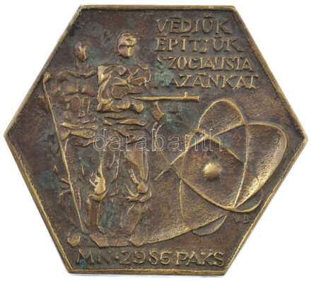 ~1970-1980. 'VÉDJÜK ÉPÍTJÜK SZOCIALISTA HAZÁNKAT MN 2986 PAKS' egyoldalas bronz emlékplakett (80x72mm) T:1- patina