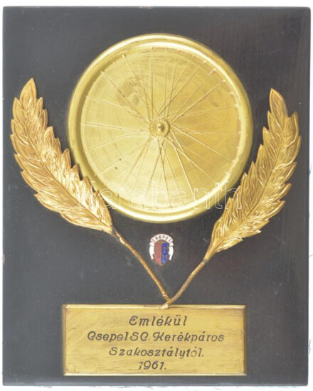 1961. 'Emlékül a Csepel SC Kerékpáros Szakosztálytól' aranyozott fém kerékpáros díj a Csepel SC zománcozott címerével, lakkozott fa talapzaton, alján filc borítással (119x146x34mm) T:1- a rögzítés kissé elengedett