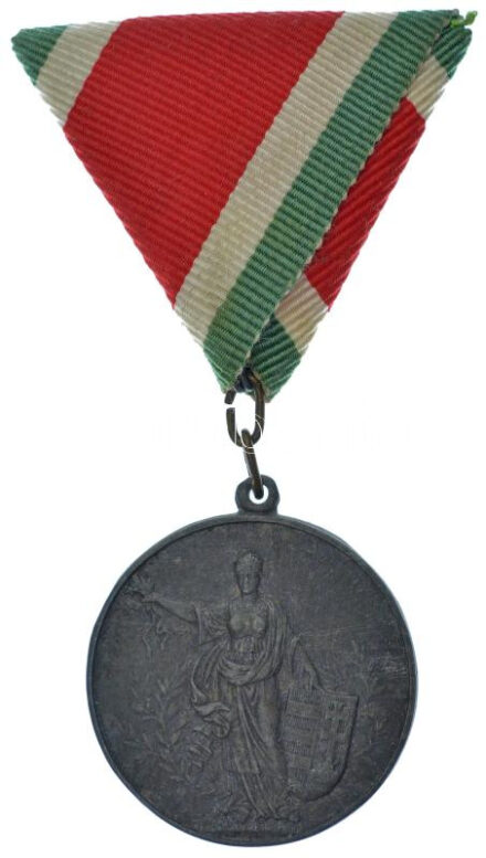 1943. 'Magyar Athletikai Szövetség Verseny Díja' kétoldalas Zn díjérem mellszalagon, 'LUDVIG' gyártói jelzéssel, '10.000m gyaloglás bajnok 1943' gravírozással (35mm) T:1-,2