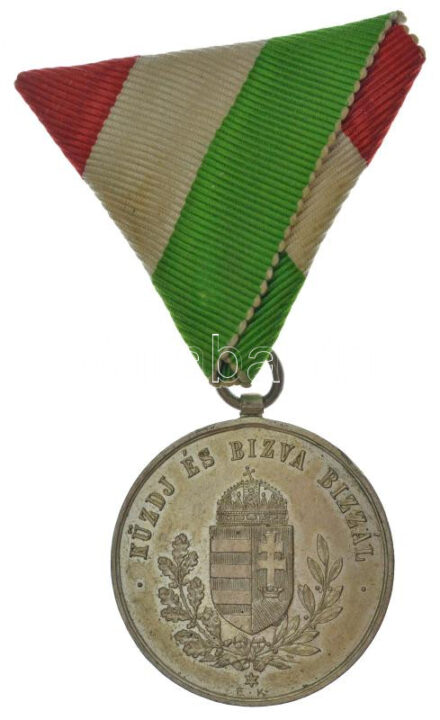 1905. 'Magyar Tanulók Orsz. Tornaversenye - 1905 / Küzdj és bízva bízzál' ezüstözött fém díjérem mellszalagon (34mm) T:1,1- patina
