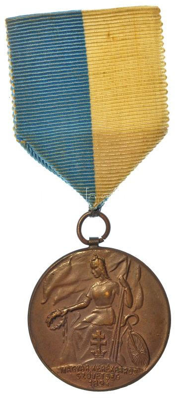 ~1920. 'Magyar Kerékpáros Szövetség 1894' kétoldalas bronz díjérem mellszalagon (37mm) T:1-,2