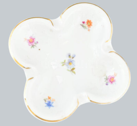 Kőbányai porcelán kínáló tálka. Kézzel festett, jelzett, hibátlan 13x13 cm