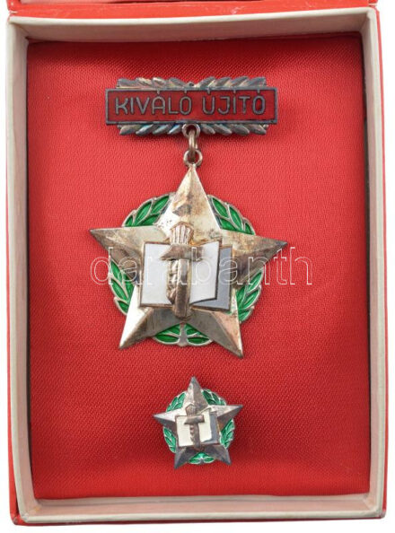 ~1960-1970. 'Kiváló Újító' zománcozott, ezüstözött bronz jelvény miniatűrrel dobozában T:2