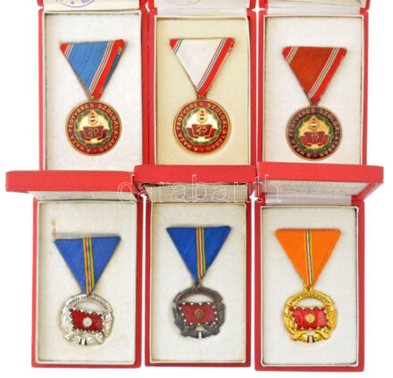 1960-1976. (3xklf) 'A Haza Szolgálatáért Érdemérem bronz, ezüst és arany fokozata' zománcozott, ezüstözött, aranyozott bronz kitüntetése mellszalagon, eredeti tokban, igazolvánnyal + '15-20-25 év a Haza Fegyveres Szolgálatában'
