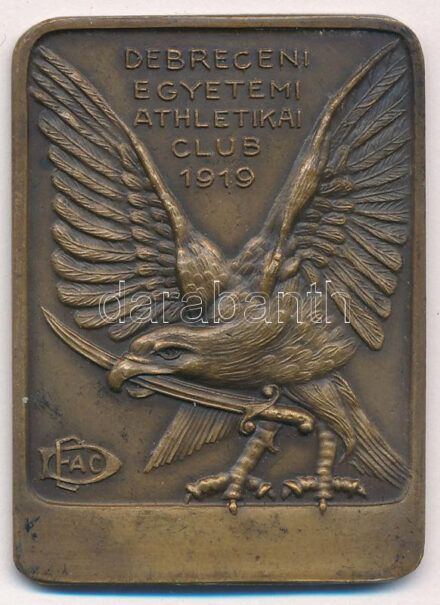 ~1930. 'Debreceni Egyetemi Athletikai Club (DEAC)' bronz sportplakett (37x51mm) T:2